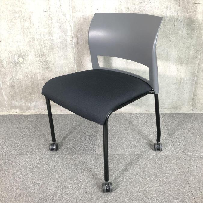 【ブラックカラー・キャスター付きのミーティングチェア！】■スチールケース　Move490  (ムーブ490)　スタッキングチェア　ミーティングチェア　肘無し　■キャスター付　■座面：ブラック × 背もたれ：グレー
                        その他シリーズ
                                    中古
            