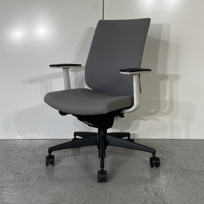 【身体の動きにジャストフィット！ランバーサポート標準装備のハイバックチェア！】■コクヨ（KOKUYO）製　ウィザード２（wizard2）チェア　ハイバック肘付き　■固定肘　■ランバー付　■ソフトグレー × ホワイトシェル
                        ゼファー（クッション）
                                    中古
            