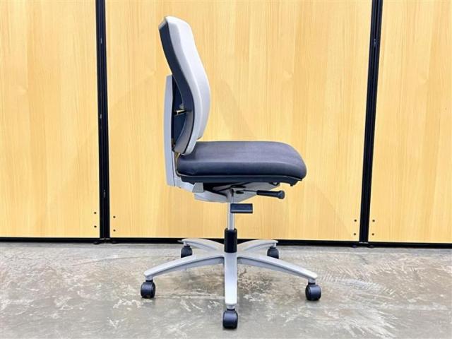 中古】インフィニア チェア イナバ/INABA 肘付ミドルバックチェア 500617 - 中古オフィス家具ならオフィスバスターズ