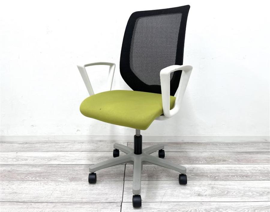 【定価約5万円】【ローコストメッシュチェアならコレ！座面のクッションは厚めでふっくら！】■イトーキ (ITOKI)　コルト (colt)　肘付ハイバックチェア　■背面メッシュ　■固定肘　■座面：モスグリーン×背面：ブラック ×ベース：ホワイト
                        コルト
                                    中古
            