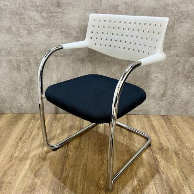 【25/⑥】【★海外製ミーティングチェア！★】ヴィトラ　Vitra　ビザビ　海外　格安　高品質　チェア　ネスティング　ショールーム　会議　学校　オフィス　講義　福岡　佐賀　長崎　大分　熊本　宮崎　鹿児島　沖縄　九州 ∴
                        ビザビチェア
                                    中古
            
