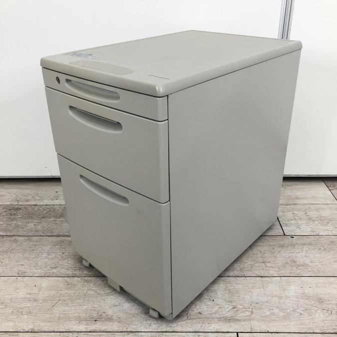 【在庫入替セール品】【デスク下のスペースをしっかり有効活用！！】【国内トップメーカーの大容量ワゴン！】■オカムラ（okamura）　SDワゴン　３段ワゴン　デスクインワゴン　H610mm　■色：グレー【弊社使用欄：A00982781】【KN】
                        SD
                                    中古
            