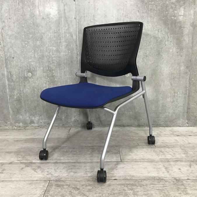 【A00995946】【スリット構造のシェルがワーカーを軽やかに受け止める！】■オカムラ（okamura）製　グラータ (Grata)　肘無しミーティングチェア　ネスティングチェア　■背パッドなし　■ウレタンキャスター　■ブルー × ブラックシェル【IB】@k
                        グラータチェア
                                    中古
            