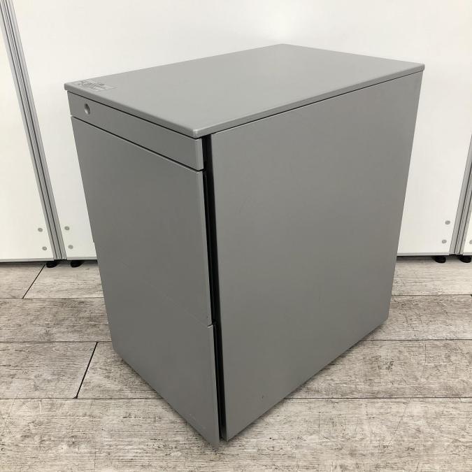 【在庫入替セール品】【オシャレなシルバーカラー！】【デスクサイドキャビネット】■オカムラ製　プロユニットシリーズ　3段ワゴン　H650mm　■フリーアドレスデスクとの相性バツグン！【弊社使用欄：A00943972】【ID】
                        プロユニット
                                    中古
            