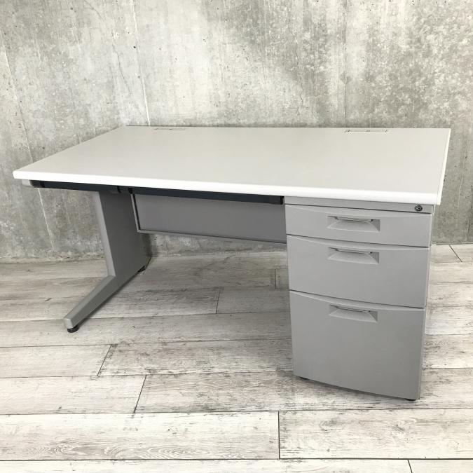 【横幅1400㎜で抜群に作業がしやすい片袖デスク！】■イトーキ（ITOKI）CZシリーズ　片袖机　W1400㎜　■色：ウォームライト (グレー) CZN デスク   中古 