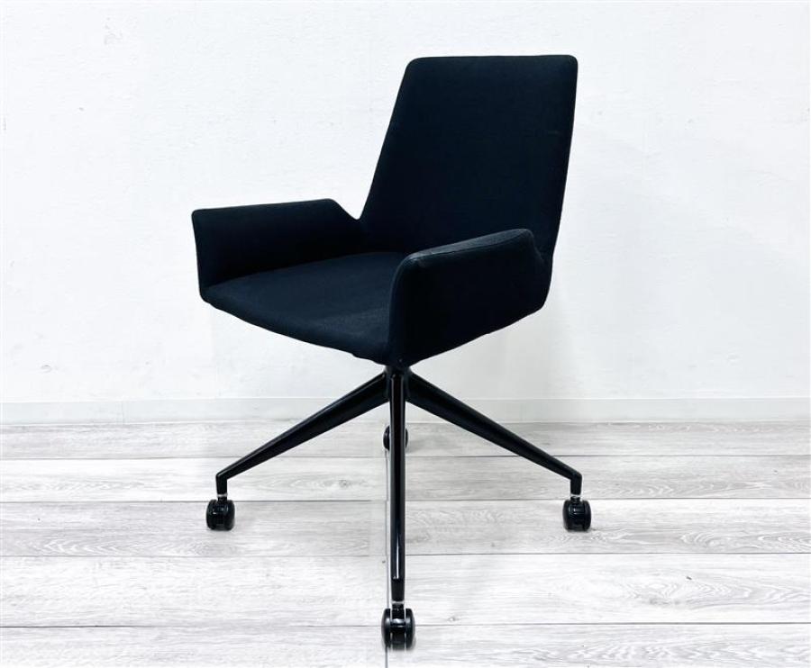 【在庫入替セール品】【定価5万円】【シンプルなデザインのミーティングチェア】■総合家具　カバロ ACS　ブラック　■4つ足でキャスターで安定感抜群！！　■ミーティングチェア
                        その他シリーズ
                                    中古
            