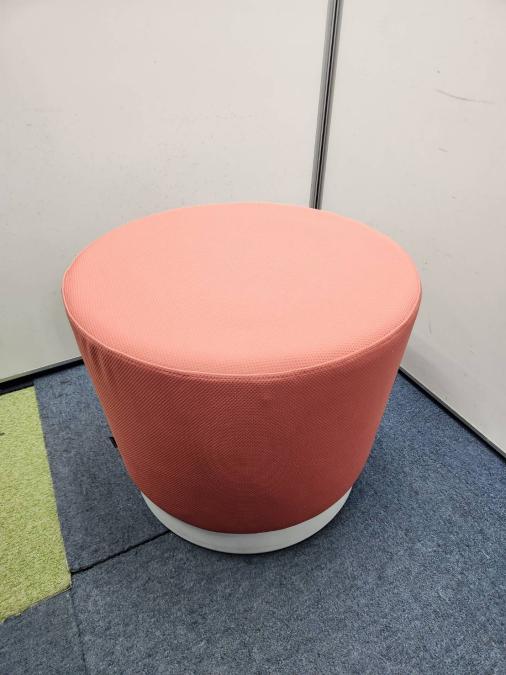 【限定２脚】　■オカムラ　mellow（メロウ）　ミーティングチェア　キャスター　ピーチ　ピンク
                        その他シリーズ
                                    中古
            