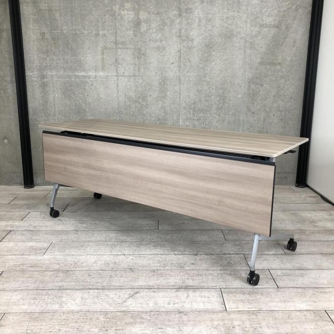 【天板跳ね上げ式でコンパクトに！キャスター付きで移動も楽々！】■オカムラ（okamura）　マルカシリーズ　サイドスタックテーブル　会議用テーブル　■W1800×D600㎜　■天板：木目調ダーク　■幕板付き/キャスター付
                        その他シリーズ
                                    中古
            