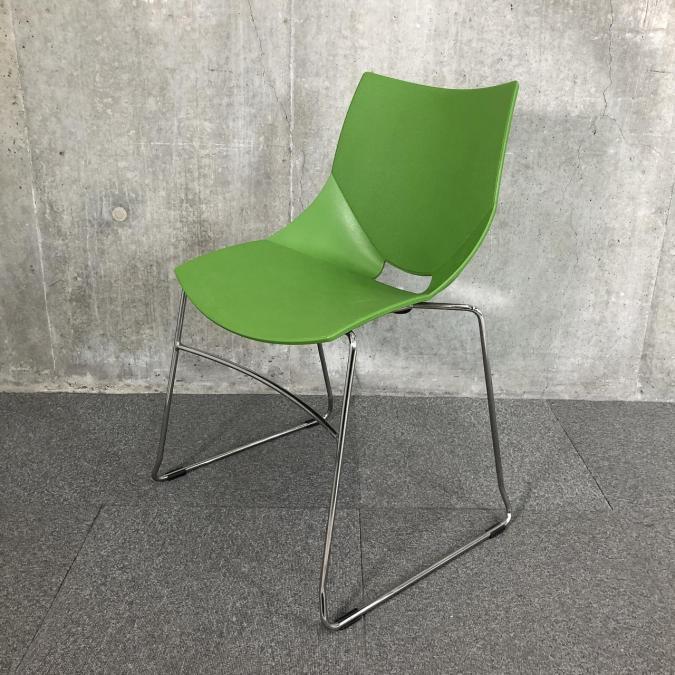 【A00996318】【流線形を主軸とした豊かな座り心地！シンプルながら他とは違うオシャレなデザイン！】■アーメット (arrmet)製　コスカチェア　(Koska Chair)　スタッキングチェア　■グリーン【IB】
                        その他シリーズ
                                    中古
            