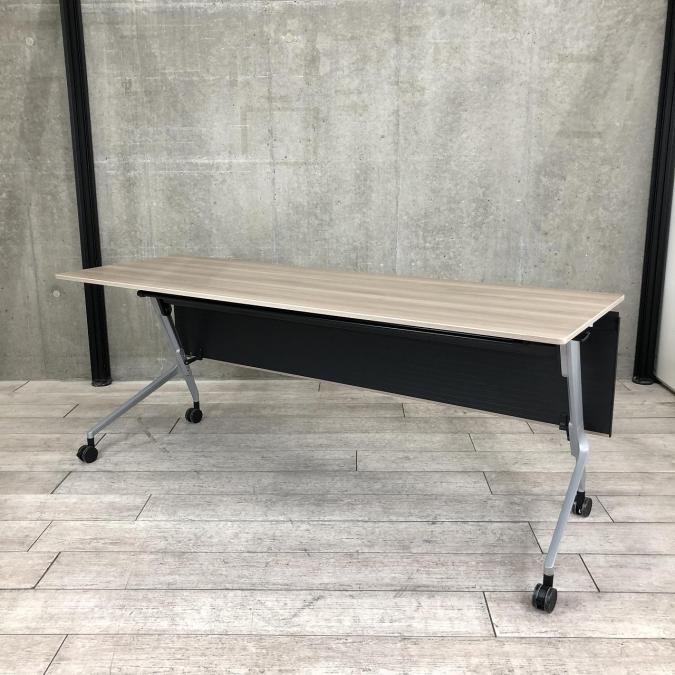 【A00996289】【天板跳ね上げ式でコンパクトに！キャスター付きで移動も楽々！】■オカムラ（okamura）　マルカシリーズ　サイドスタックテーブル　会議用テーブル　■W1800×D600㎜　■天板：木目調ダーク　■幕板付き/キャスター付【IB】
                        その他シリーズ
                                    中古
            