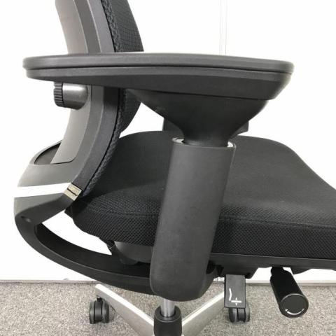 C495ZR-FFW1 オカムラ エスクード ハイバック 可動肘 ブラックの通販【オフィスチェア】【法人オフィス家具のオフィネット】