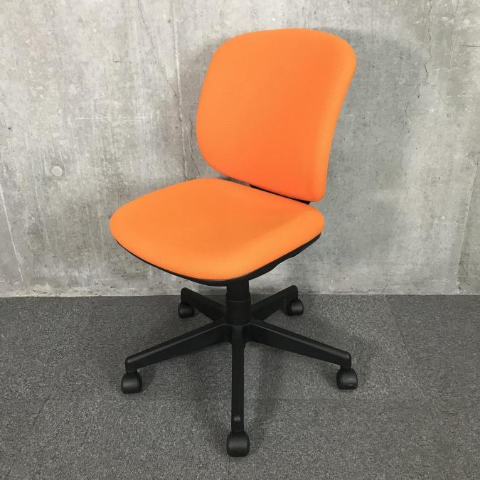 【定価4万円】【シンプルなのに上質！フィット感が快適なコンパクトサイズのOAチェア！】■プラス（PLUS）製　プリセアチェア　ローバック　肘無し　■オレンジ
                        Presea
                                    中古
            