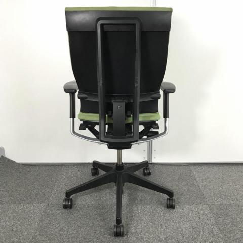 送料無料】 イトーキ スピーナ クロスタイプ ブラックベース アジャスタブル肘付 幅680×奥行640×高さ1030～1146mm ITOKI  Spina KE-717GP-T1A3の通販 ｜ オフィスチェア・オフィス家具通販の【オフィスコム】