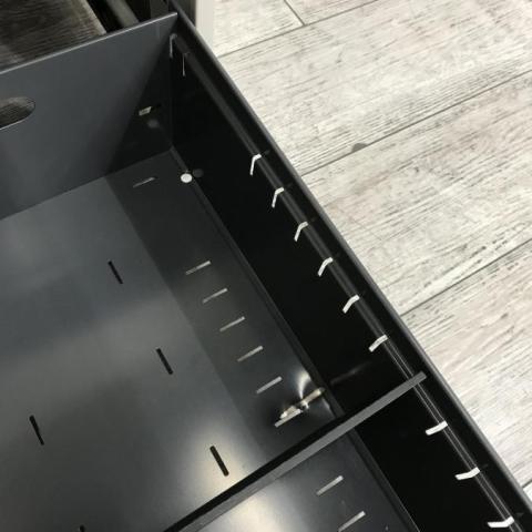 中古】BS+ コクヨ/KOKUYO 脇机2段 502399 - 中古オフィス家具ならオフィスバスターズ