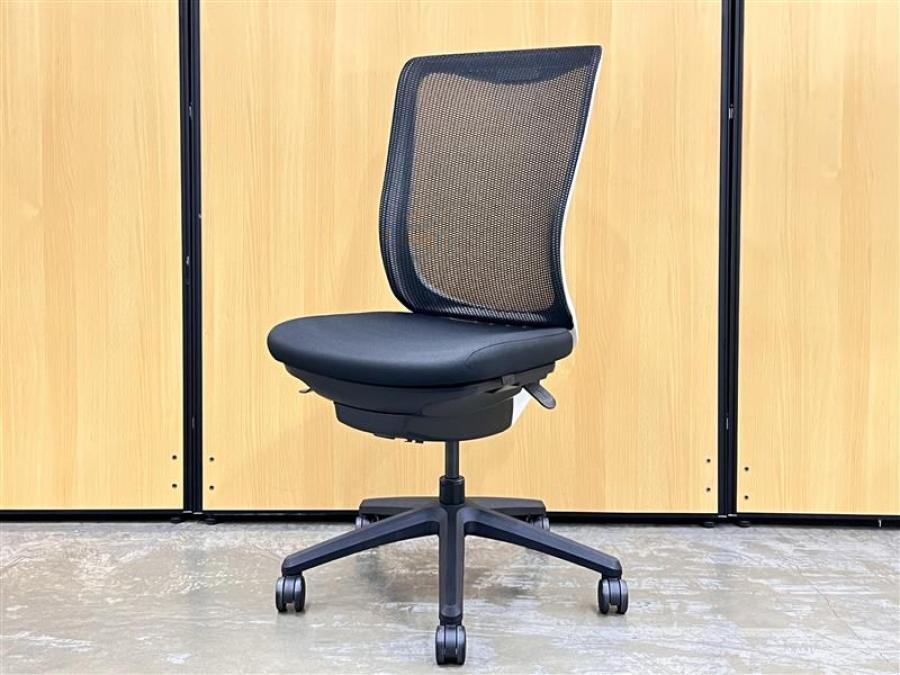 【在庫入替セール品】【背中をしっかり支え、包み込まれる快適なフィット感！】■ライオン（LION）/レイオスチェア（Leios）/ハイバック/可動肘/背面メッシュ/ブラック/ホワイトシェル/オススメ(おすすめ) /人気商品【弊社使用欄：A00984818】
                        レイオス
                                    中古
            