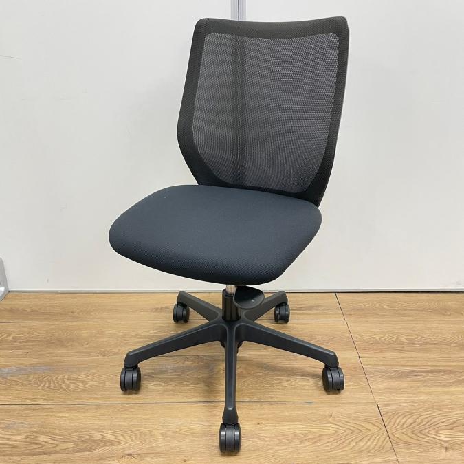 コンパクトでありながら柔らかな座り心地を備えているメッシュチェアです！机から出しやすいように背フレームに手掛け付き！【国内メーカー　オカムラ製】
                        CG-M メッシュ
                                    中古
            