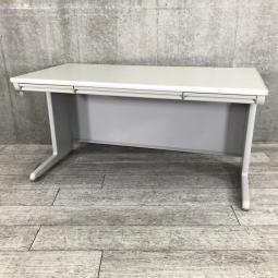 【3台限定】【スタンダードなデザインで使いやすい！人気の横幅1400ｍｍ】■オカムラ（okamura）製　SD-Vシリーズ　平デスク　■幅：1400mm　■ライトグレー　■配線口/引き出し付　オフィスバスターズ　梅田本店