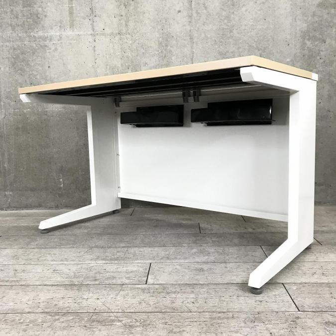 【A00997856】【シンプルな平机をナチュラルカラーで！】■オカムラ（okamura）製　アドバンスシリーズ　平デスク　引き出し無し　W1200㎜　■天板：ナチュラル木目柄/本体：ネオホワイト　■配線ダクト【IB】@f4
                        アドバンス
                                    中古
            