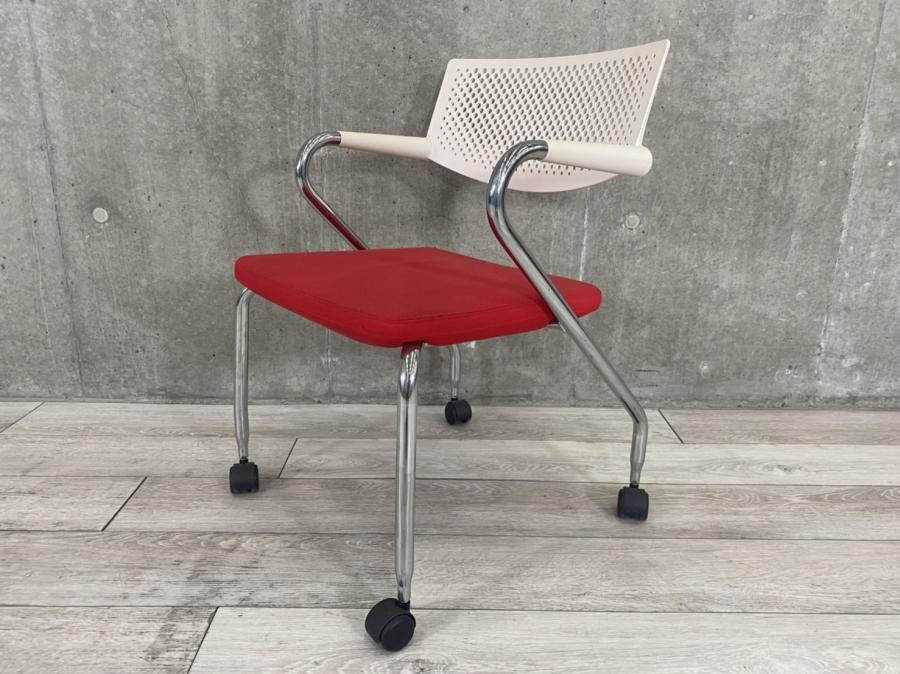 【緩やかな曲線が疲れにくさを実現！人気の高い高品質デザインチェア！】■ヴィトラ（Vitra）製　ビザロール　肘付ミーティングチェア　スタッキングチェア　■座面レッド×背面ホワイト　■キャスター付　■背面樹脂メッシュ　■固定肘
                        ビザロール
                                    中古
            