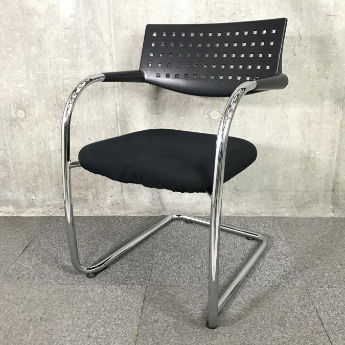 【座り心地&デザイン性に富んだ海外メーカー製チェア！】　■ヴィトラ（Vitra）製　ビザビチェア　肘付ミーティングチェア　スタッキングチェア　■ブラック　■背面樹脂メッシュ　■固定肘
                        ビザビチェア
                                    中古
            