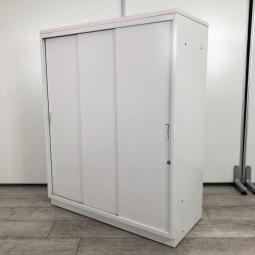 【定価約22万円】【引き違いだから扉の開閉スペースの心配なし！狭い空間にも設置が可能！】■イトーキ（ITOKI）　シンライン　3枚引き違いローキャビネット　■シリンダー錠　■ホワイト