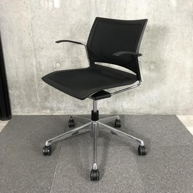 【デザイン性と実用性を兼ね備えた優れモノ！メッシュ機構で快適な座り心地！】■オカムラ製　Zart(ツァルト)　肘付ミーティングチェア　■ブラック　■固定肘　■背座面メッシュ 　■キャスター付
                        ツァルト
                                    中古
            