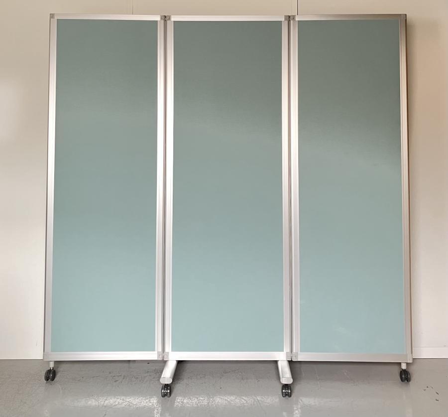 【キャスター付で便利に使える！希少な3つ折りパーテーションが入荷！】【折り畳み式間仕切り！】■3つ折りパーティション　W1800×H1800㎜　■グリーン　■キャスター付
                        その他シリーズ
                                    中古
            