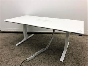 ★2019年製★【昇降デスク/オカムラ/スイフト】　昇降テーブル　メーカー品　Okamura　Swift　中古　ホワイト　オフィス　福岡　佐賀　長崎　大分　熊本　宮崎　鹿児島　沖縄　九州 　オフィスバスターズ　中古