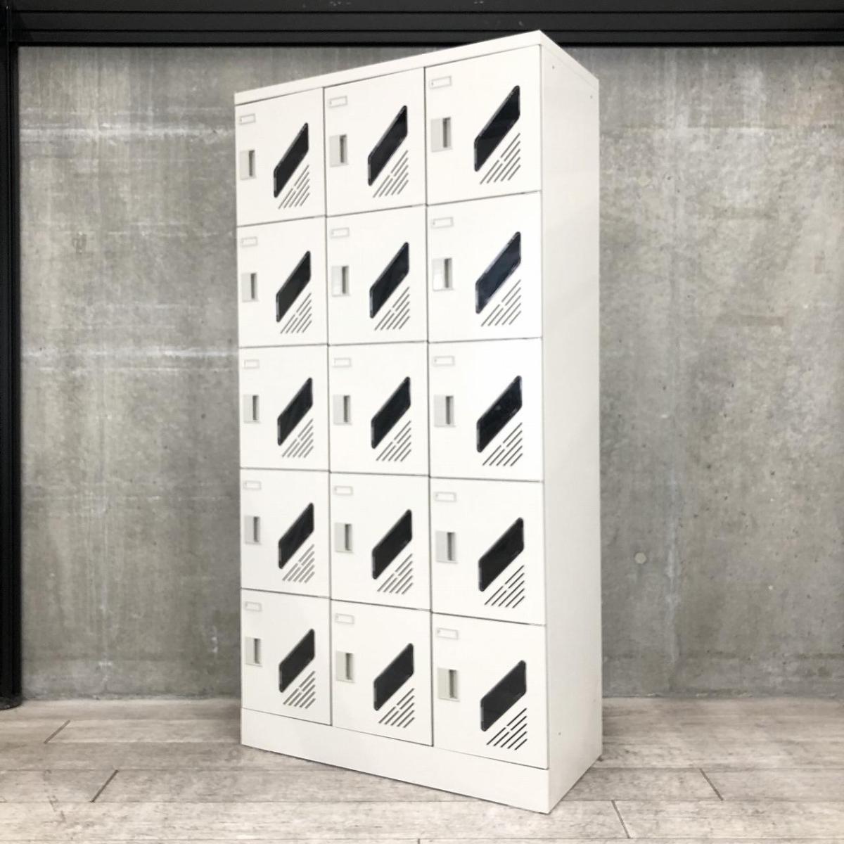 【入荷の珍しい15人用シューズボックス！小窓付き！】■オカムラ（okamura）　シューズボックス　15人用　3列×5段　W900×D400　■グレー　■鍵穴なし 【弊社使用欄：A00999279】
                        その他シリーズ
                                    中古
            