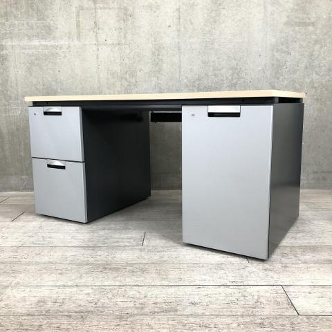 【スタイリッシュなデザインの両袖机！右側が引き出し式の棚のタイプ！】■コクヨ製　デルフィ　両袖デスク　W1400mm　■左袖：２段　右袖：引き出し式棚　■天板：ナチュラル　本体：シルバー＆ブラック【2502】弊社使用欄【A00999307】