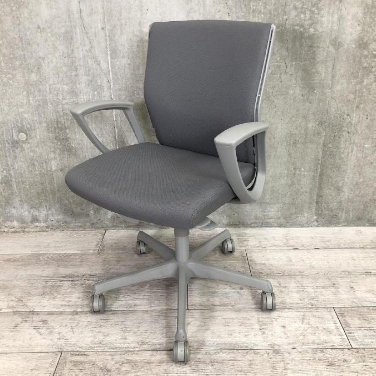 【在庫入れ替えSALE】【訳アリ品】【スタンダードクラスで人気上位のワーキングチェア】オカムラ製　エスクードチェア　ローバック　固定肘付き　クッションタイプ　グレー
                        エスクード
                                    中古
            