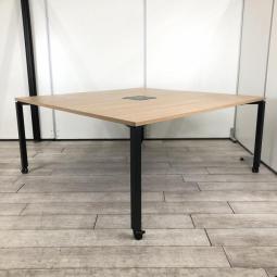 【スタイリッシュなミーティングテーブル！ワークデスクとしても使用可能！】 ■コクヨ製　ワークフィット (WORKFIT)　ミーティングテーブル　■W1600mm　■配線ダクト付き　■木目ナチュラル天板×ブラック脚