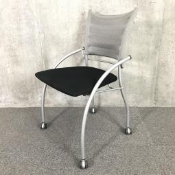 【背もたれにメッシュ素材を使用した、軽快なデザイン！】■イトーキ（ITOKI）　プリエ2シリーズ　ネスティングチェア　ミーティングチェア　会議用　肘無　■背面メッシュ　キャスター付　■背面：グレー/座面：ブラック