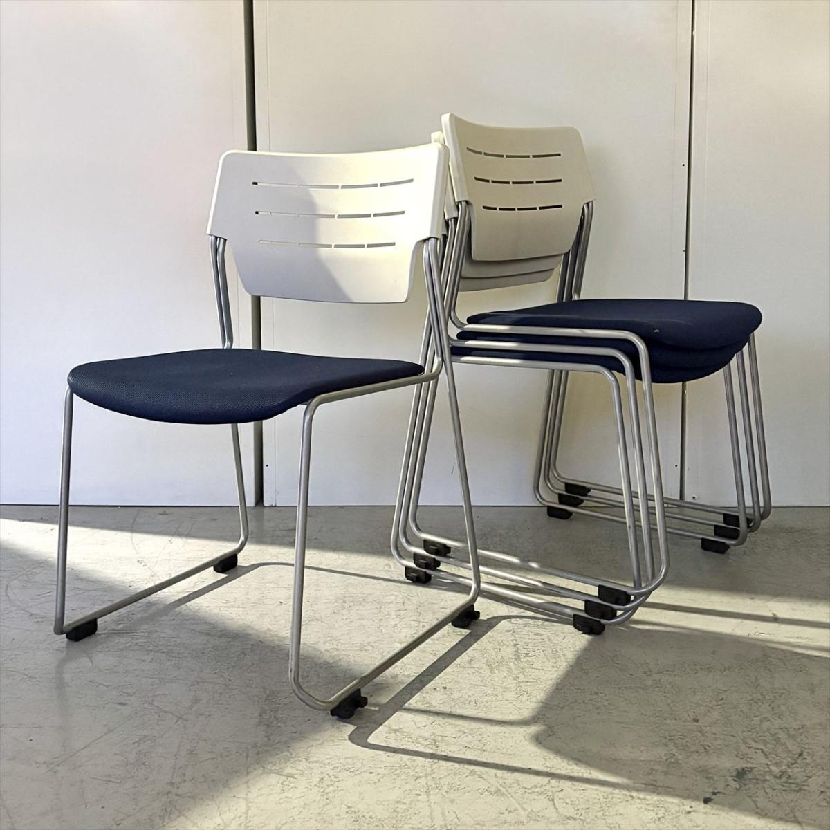 【やわらかな座り心地！長時間のミーティングや休憩室にもオススメ！】■イトーキ製　エレックシリーズ　肘無し　スタッキングチェア　■座面ブルー×背面ホワイト　■背ヌード
                        エレック
                                    中古
            