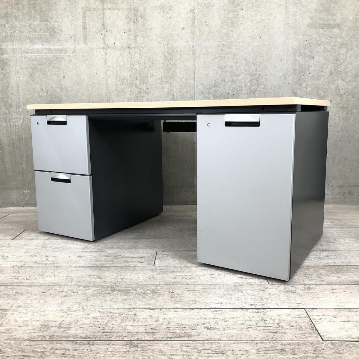 【スタイリッシュなデザインの両袖机！右側が引き出し式の棚のタイプ！】■コクヨ (KOKUYO)　デルフィ (Delphi)　両袖デスク　W1400mm　■左袖：２段　右袖：引き出し式棚　■天板：ナチュラル　本体：シルバー＆ブラック
                        デルフィ
                                    中古
            