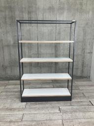 【物を置くことはもちろん、空間をさりげなく仕切るパーテーションにもなるシェルフです！】■オカムラ(okamura)製　ライブス（Lives）シェルフ　スチールラック　4段　W1200×D350×1820㎜　■フレーム：ブラック　棚：ホワイト【2502】