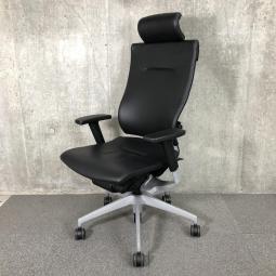 【新品定価約50万！】役員用としても人気の高い高級チェア！長時間の着座でも疲れない、からだに馴染む座り心地です！革張り仕様のヘッドレスト付き！【ご自宅用にもおすすめ！】
■イトーナ/Spina（スピーナ）/レザー/ブラック　可動肘付き！