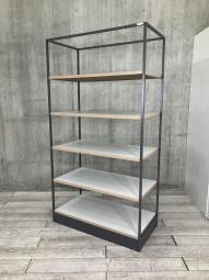 【物を置くことはもちろん、空間をさりげなく仕切るパーテーションにもなるシェルフです！】■オカムラ(okamura)製　ライブス（Lives）シェルフ　スチールラック　W1200×D600×2230㎜　■フレーム：ブラック　棚：ホワイト【AD】