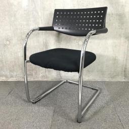 【座り心地&デザイン性に富んだ海外メーカー製チェア！スタイリッシュなデザイン！】　■ヴィトラ（Vitra）製　ビザビチェア　肘付ミーティングチェア　スタッキングチェア　■ブラック　■背面樹脂メッシュ　■固定肘　【2502】