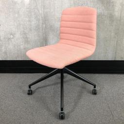 【A00988466】【薄さを保ちながら座り心地を両立させたチェア！】■相合家具（SOGOKAGU）　肘無ミーティングチェア　キャスター付　■ピンク　【リフレッシュスペースにもおすすめ！！】【IB】