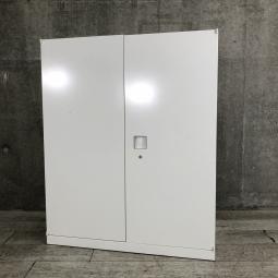 【オフィスの書類をスッキリ整理！】■オカムラ（okamura）製　レクトラインシリーズ　両開き書庫　ローキャビネット　■色：ホワイト　■シリンダー錠 【取っ手がどの方向からでも開くマルチハンドル！】【2502】