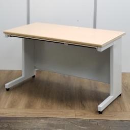 ★【訳あり品：目立つ凹みあり】プラス製　フラットラインシリーズ　本体：ホワイト　天板：木目ナチュラル(メープル調)　W1200サイズ　ベーシックな使いやすさ！ローコストの引き出し付きデスク！　W1200平机！！