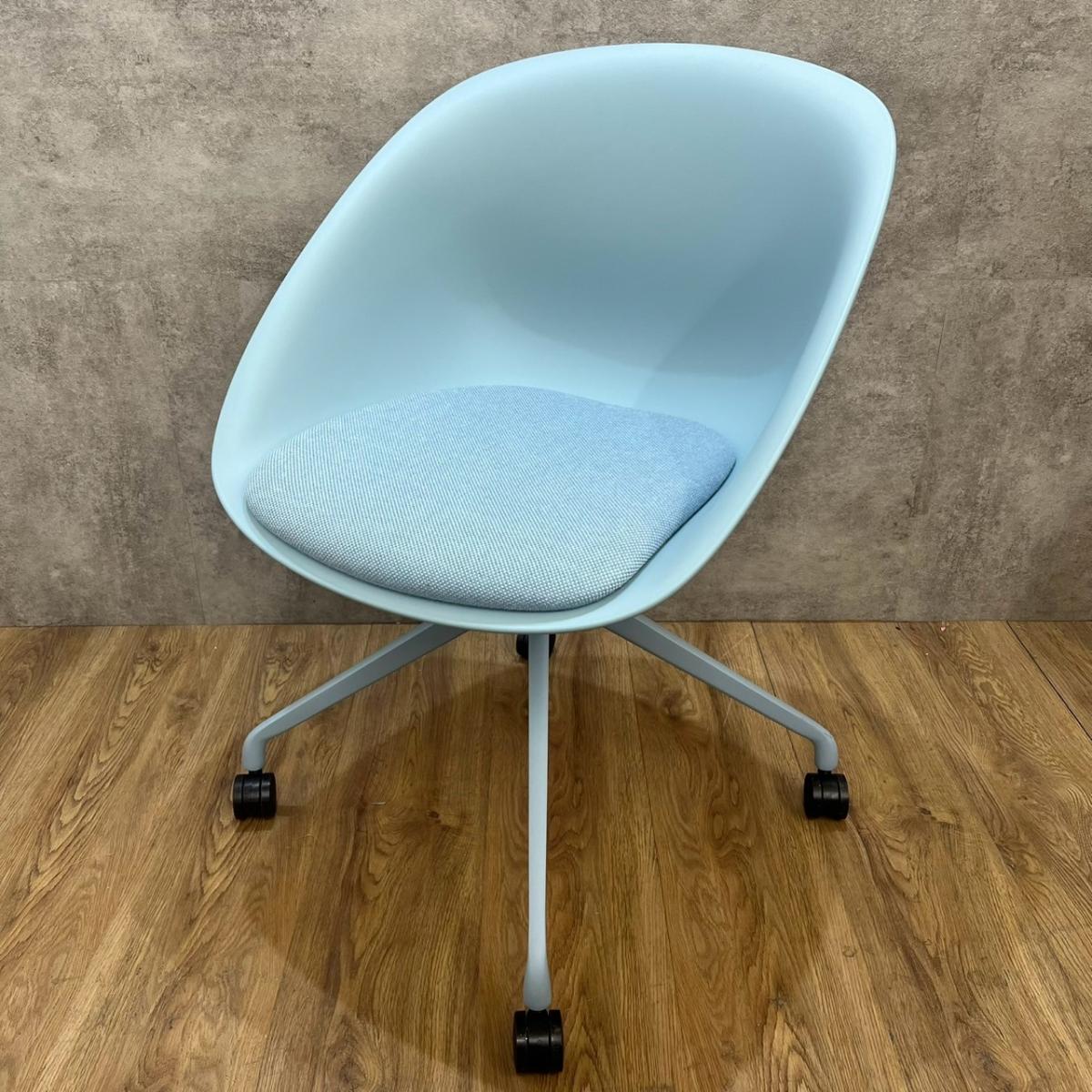 【南】【2023年製】【ミーティングチェア】　多目的チェア　おしゃれ　会議　休憩室　中古
                        その他シリーズ
                                    中古
            