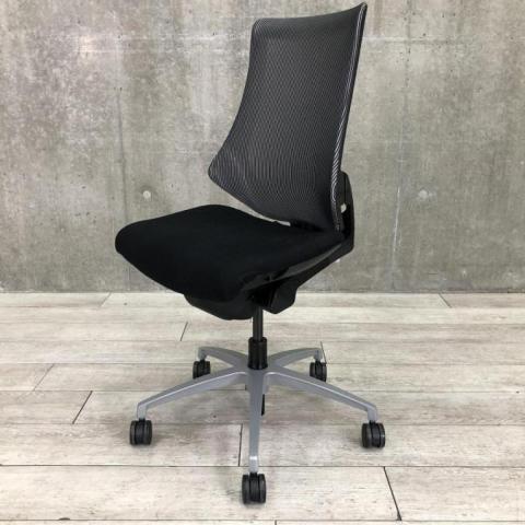 【在庫入替セール品】【三次元フォルムが腰にフィット！】■イトーキ製　エフチェア　ストライプレイヤー■長時間のパソコン作業にもオススメ！　【弊社使用欄：A00993485　K】
