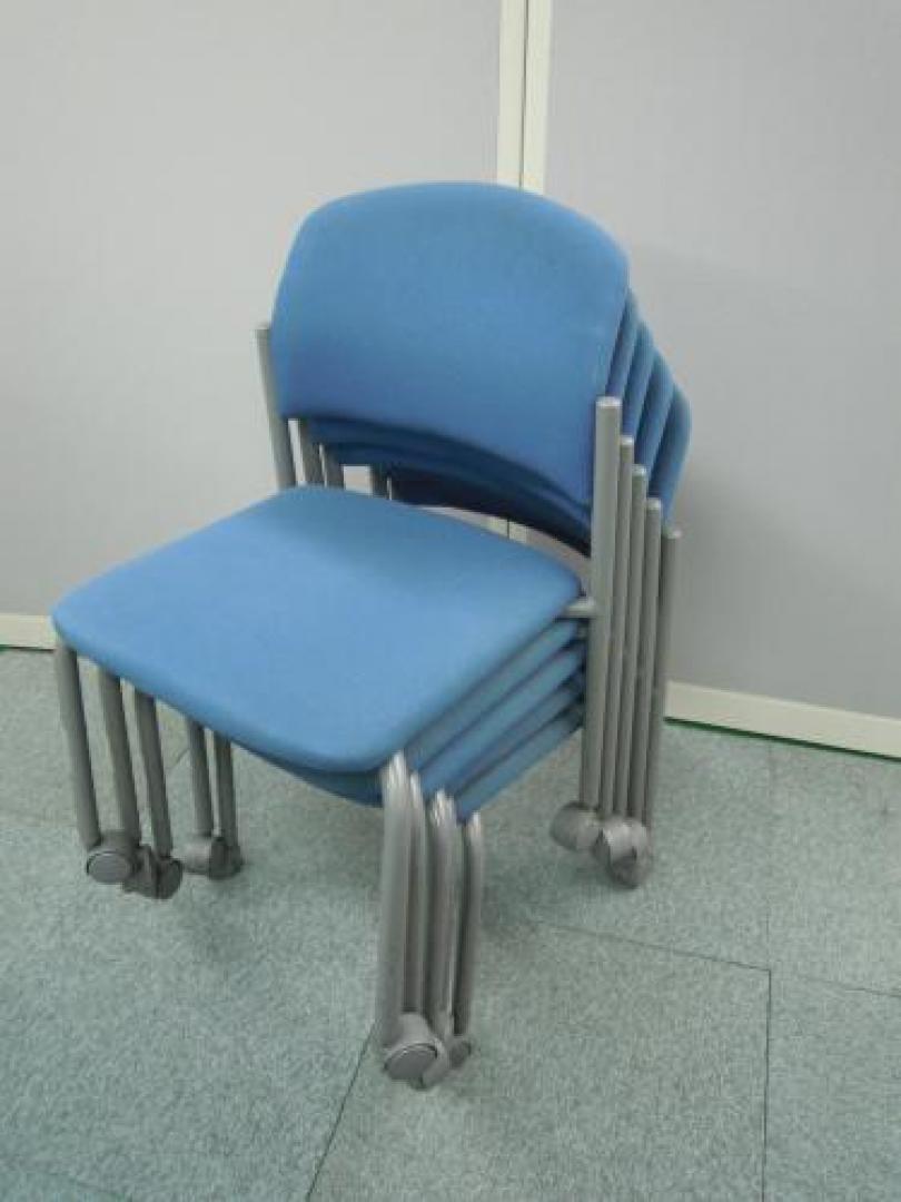 【1脚限定セール】内田洋行製のスタッキングチェア☆キャスター付の優れもの■色：ﾌﾞﾙｰ【会議チェア】
                                    中古
            