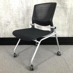 【スリット構造のシェルがワーカーを軽やかに受け止める！通気性抜群！】■オカムラ（okamura）製　グラータ (Grata)　肘無しミーティングチェア　ネスティングチェア　■背面 樹脂メッシュ/背パッドなし　■座面：ブラック　■キャスター付