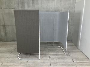 【左開口】【話題の集中ワークブース！壁やパーテーションで完全に仕切らずにゆったりと囲ったセミクローズド空間！】■コクヨ(KOKUYO)製　インフレーム　集中ワークブース　■チャコールグレー×グレー/ホワイトフレーム　■コンセントユニット付【ABW商材】【関東倉庫在庫品】【弊社使用欄：A01004938】