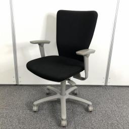 【人間工学に基づいた快適シーティング・ワーキングチェアの定番モデル！】■オカムラ（okamura）製　カロッツァ（Carrozza）チェア　肘付ハイバック　■可動肘　■ブラック×グレーシェル