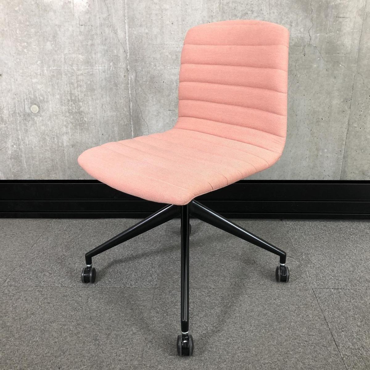 【A00988466】【薄さを保ちながら座り心地を両立させたチェア！】■相合家具（SOGOKAGU）　肘無ミーティングチェア　キャスター付　■ピンク　【リフレッシュスペースにもおすすめ！！】【IB】
                        その他シリーズ
                                    中古
            