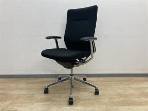 【厚めのクッションで快適な座り心地を実現！】【どんな空間にも調和するデザインと最上級の操作性】■オカムラ（okamura） 　コーラルチェア　ハイバック　■固定肘付き　■色：ブラック　座面クッションタイプ